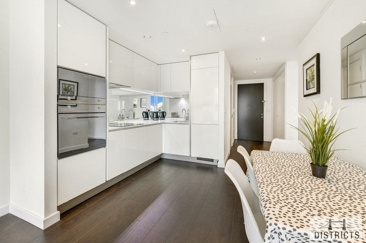 Flat Wyvil Road in Greater London