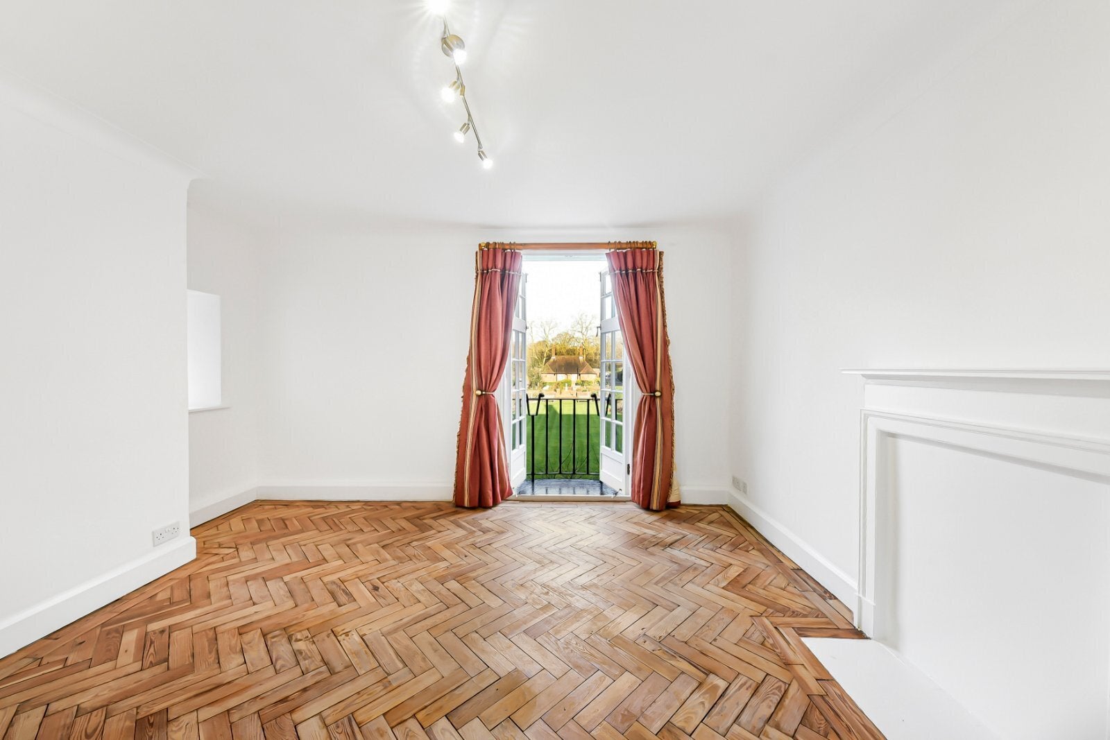 Flat Chandos Way in Greater London