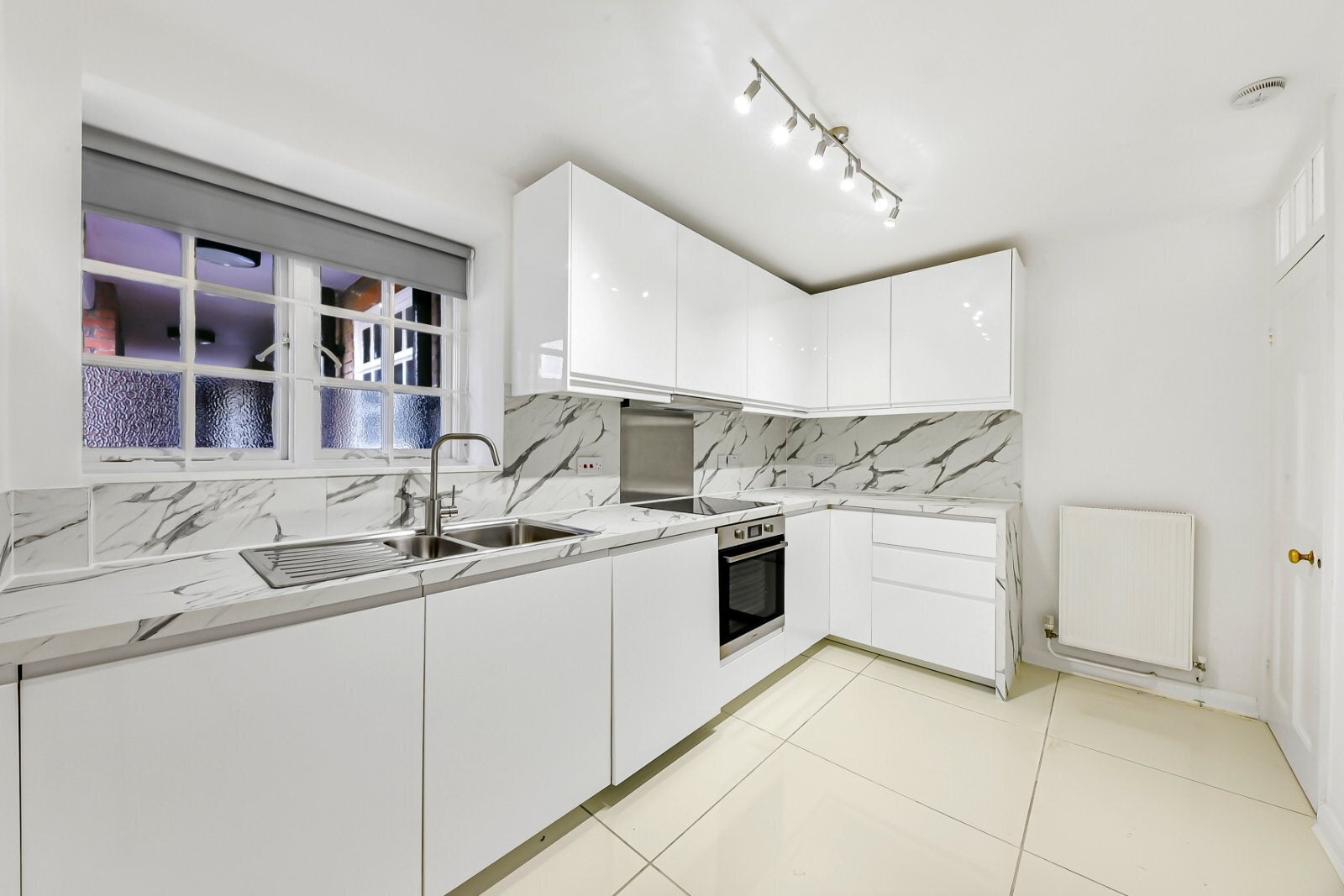 Flat Chandos Way in Greater London