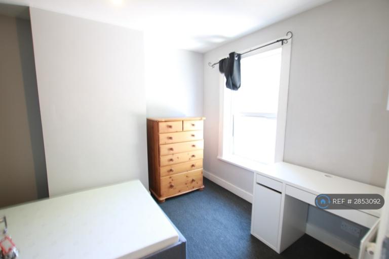 Flat Blenheim Road in Reading