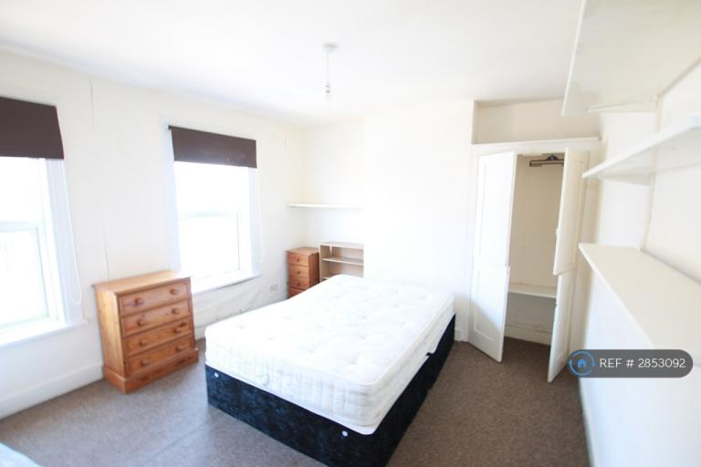 Flat Blenheim Road in Reading