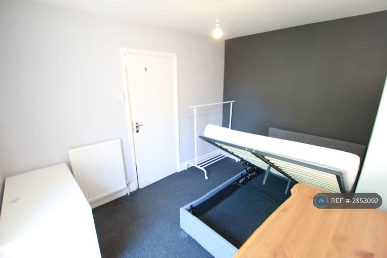 Flat Blenheim Road in Reading