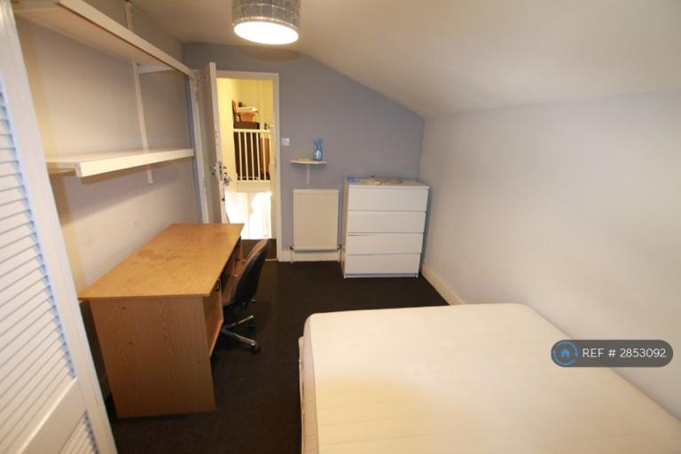 Flat Blenheim Road in Reading