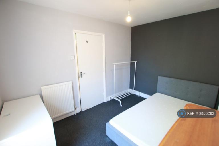 Flat Blenheim Road in Reading