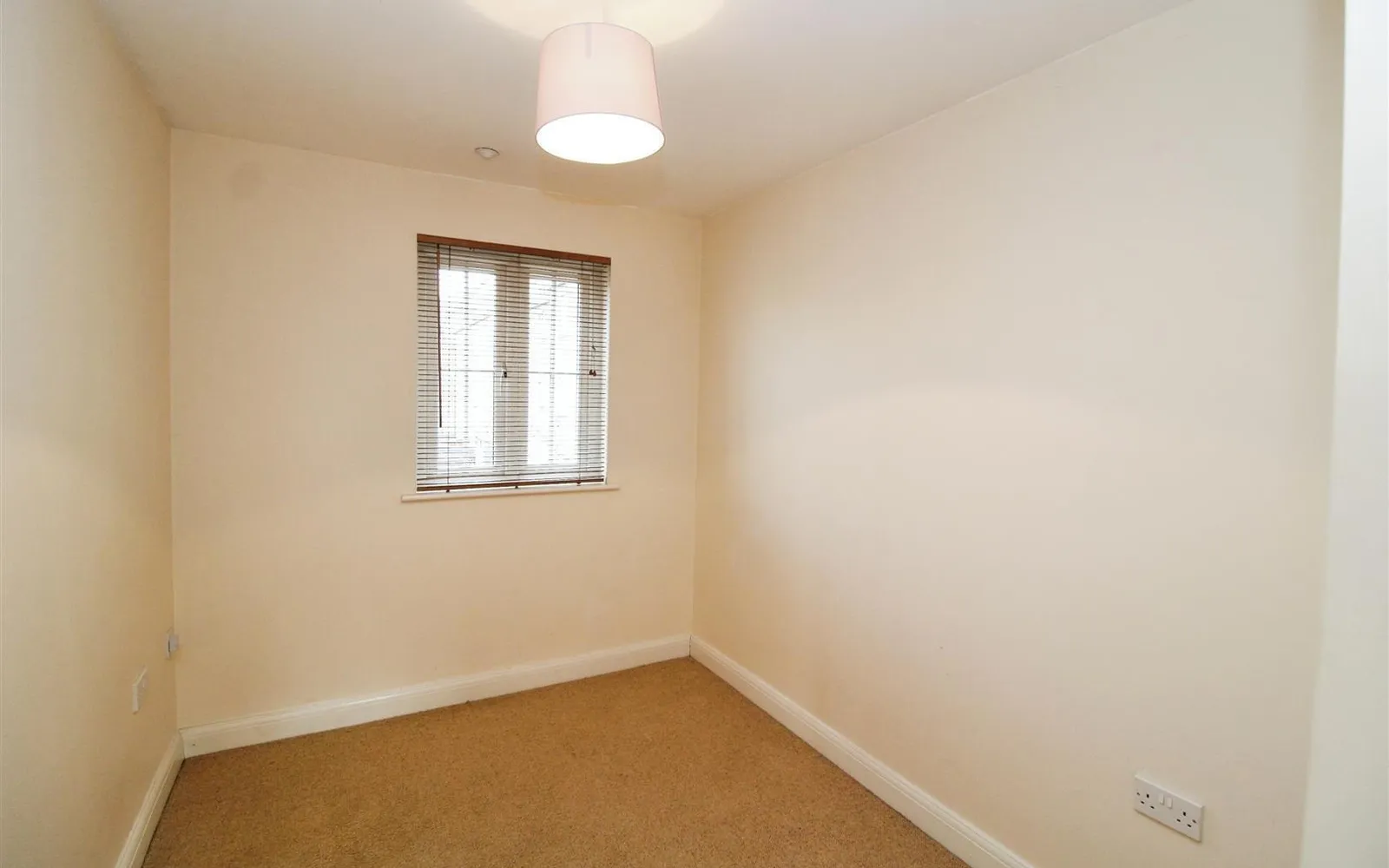 Flat Nightingale Gardens in Rugby