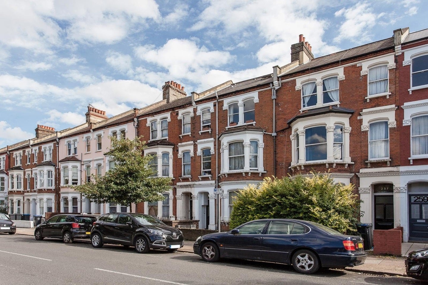 Flat Harvist Road in Greater London
