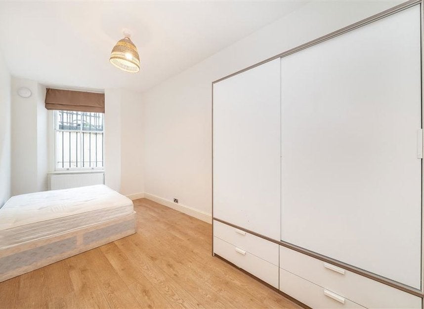 Flat Cornwall Gardens in Greater London