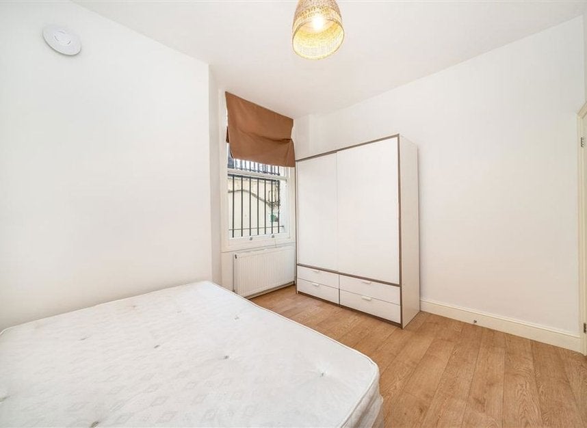 Flat Cornwall Gardens in Greater London