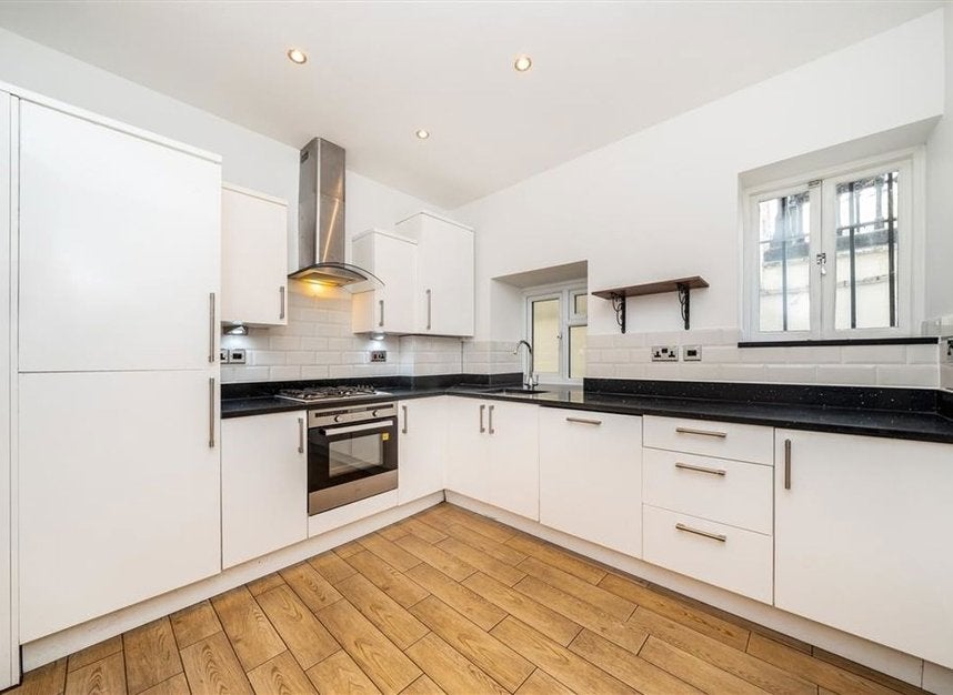 Flat Cornwall Gardens in Greater London