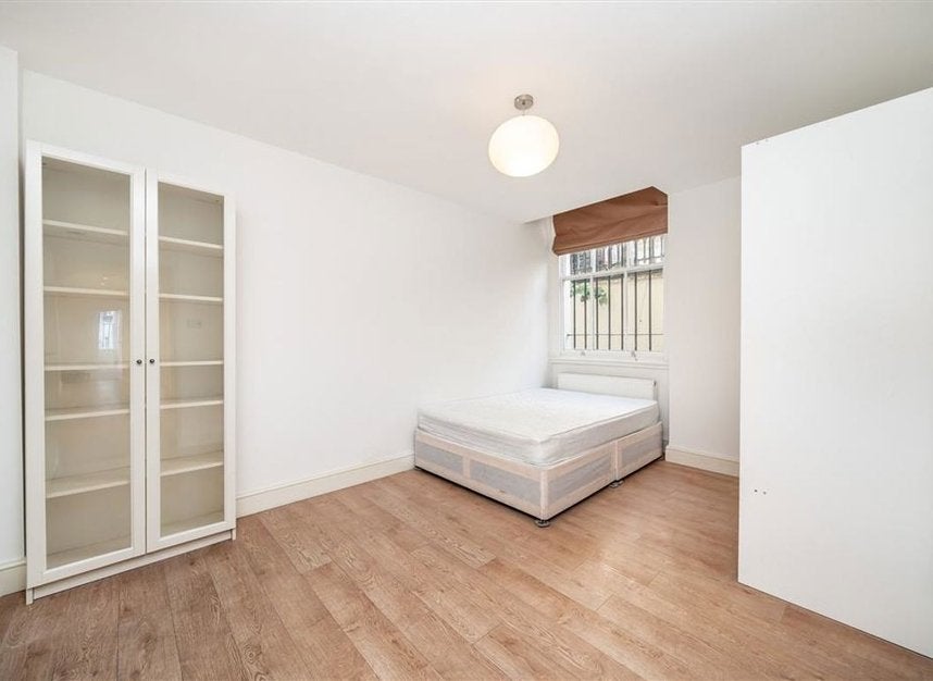 Flat Cornwall Gardens in Greater London