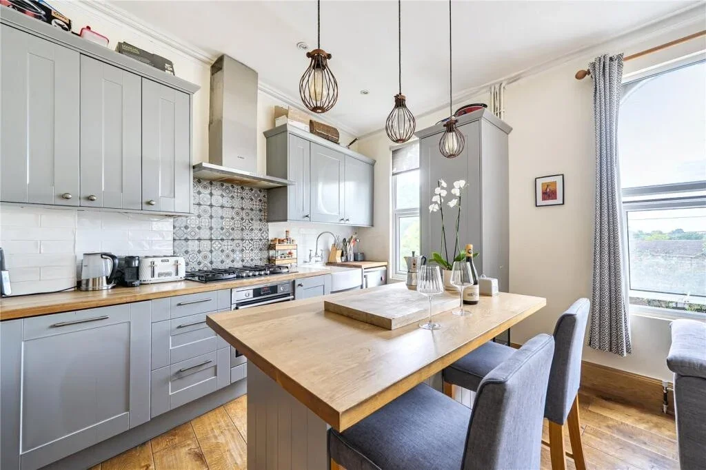Room Champion Crescent in Greater London