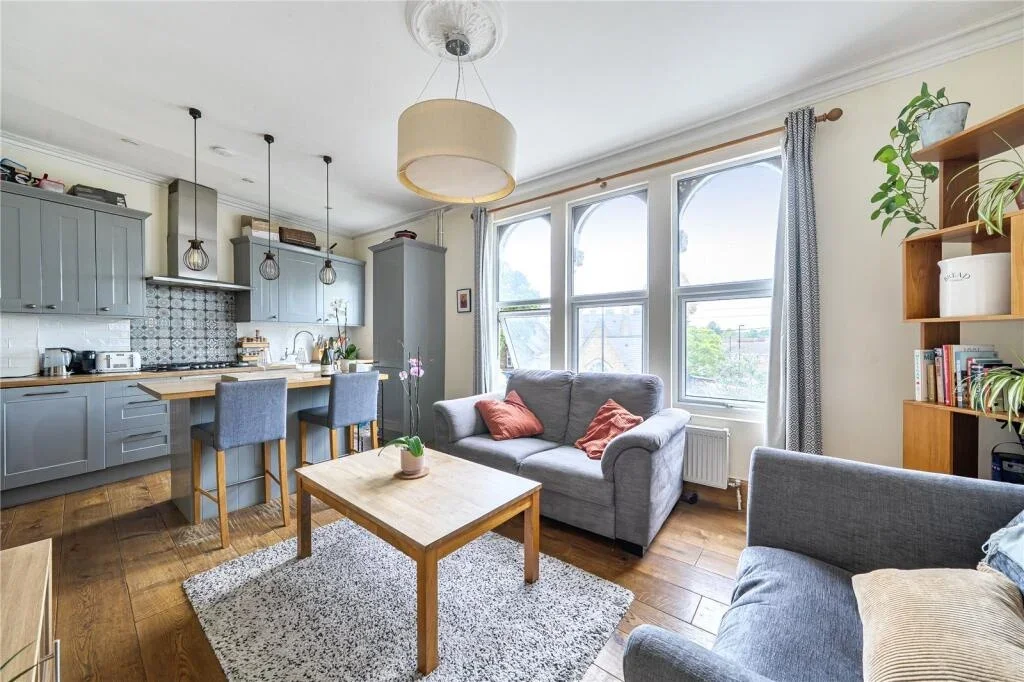 Room Champion Crescent in Greater London