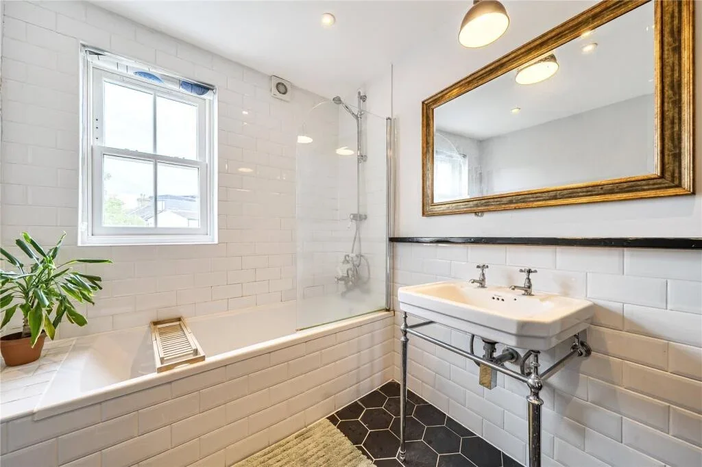 Room Champion Crescent in Greater London