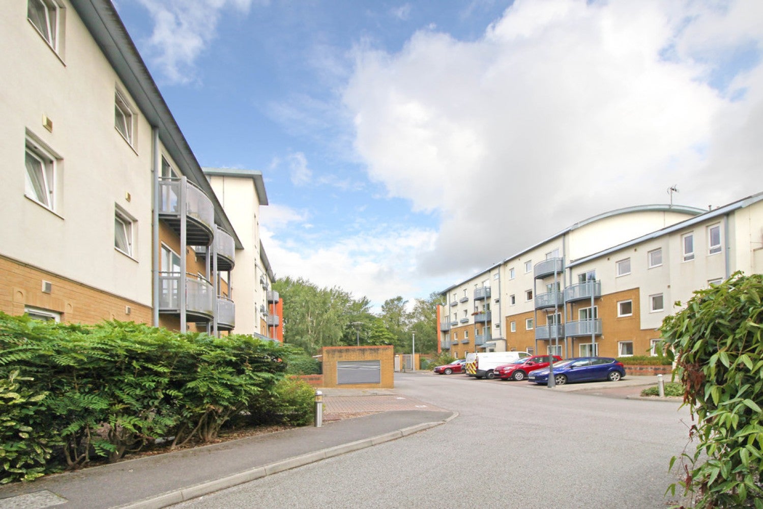 Flat Trafalgar Gardens in Crawley