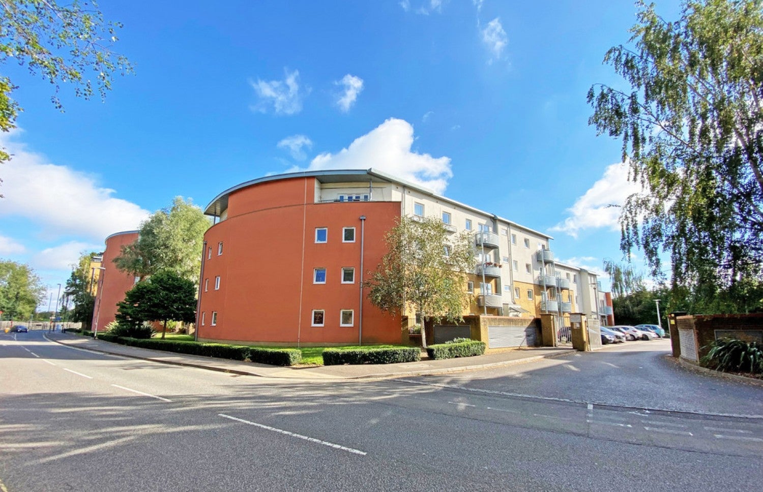 Flat Trafalgar Gardens in Crawley