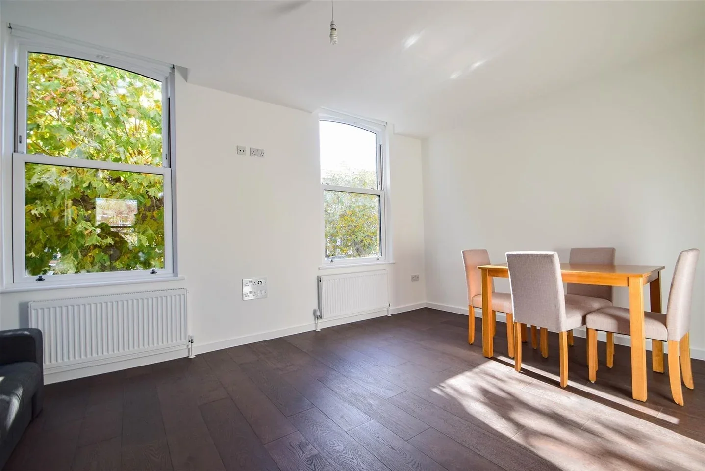 Flat Dunlace Road in Greater London