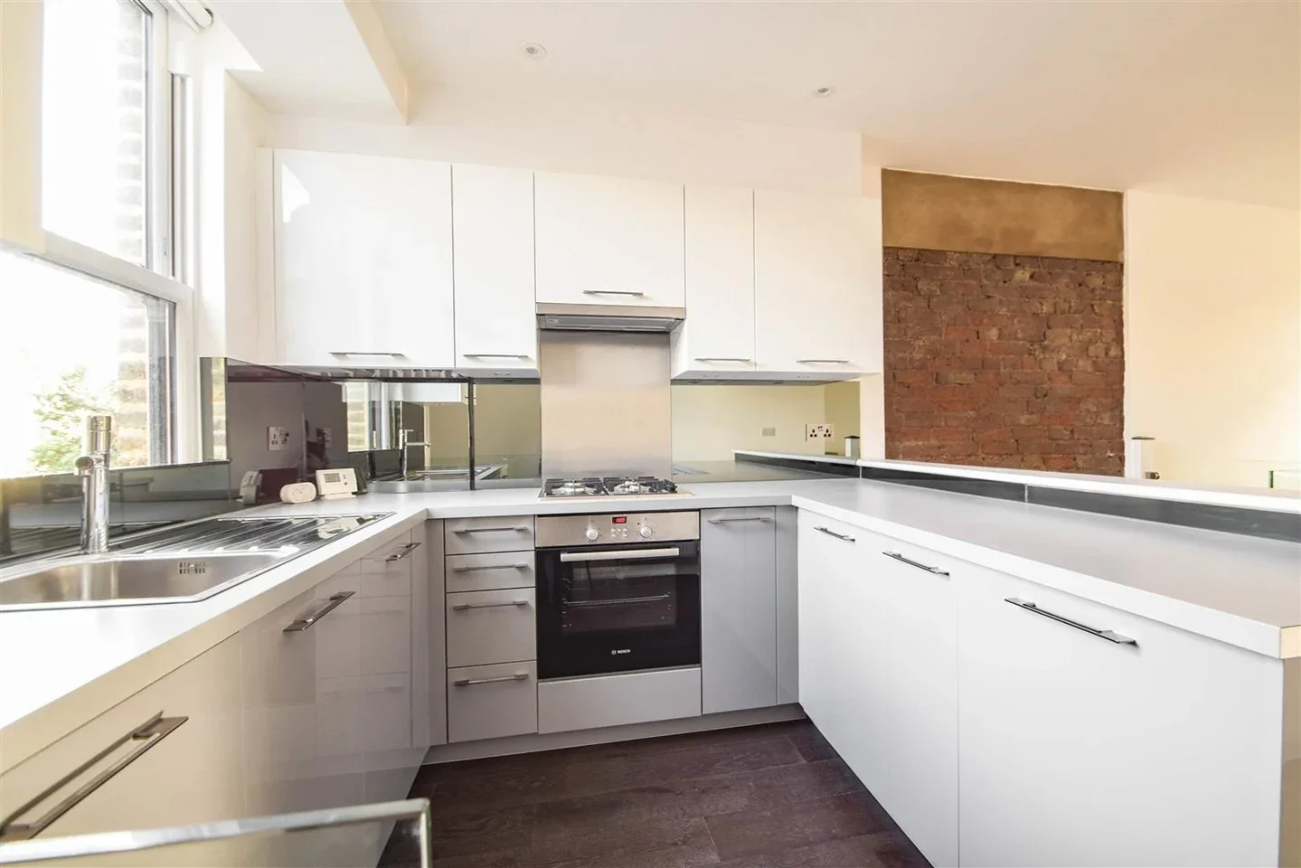Flat Dunlace Road in Greater London