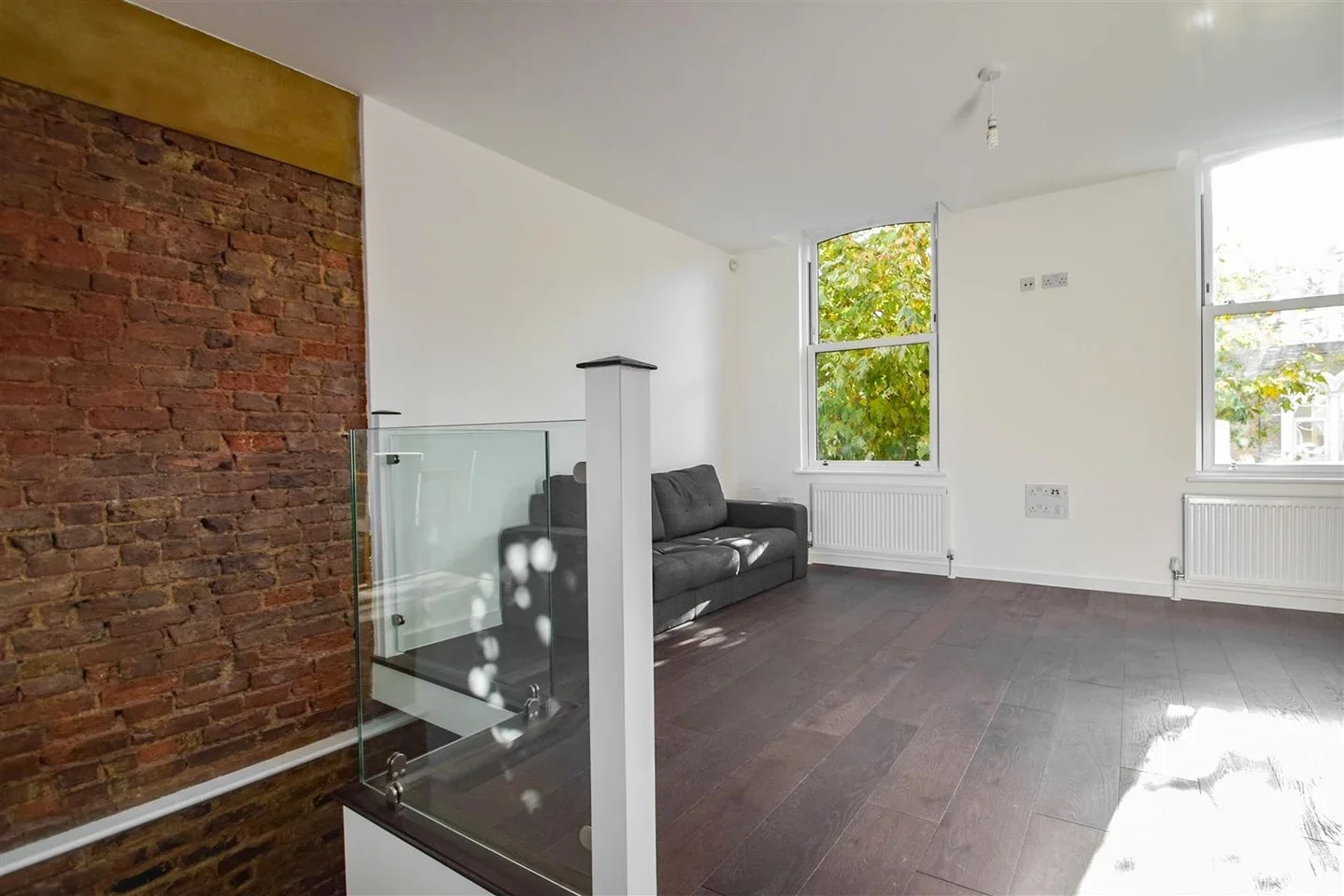 Flat Dunlace Road in Greater London