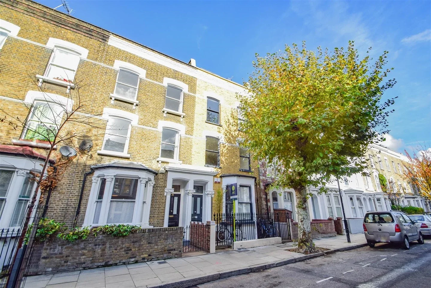 Flat Dunlace Road in Greater London