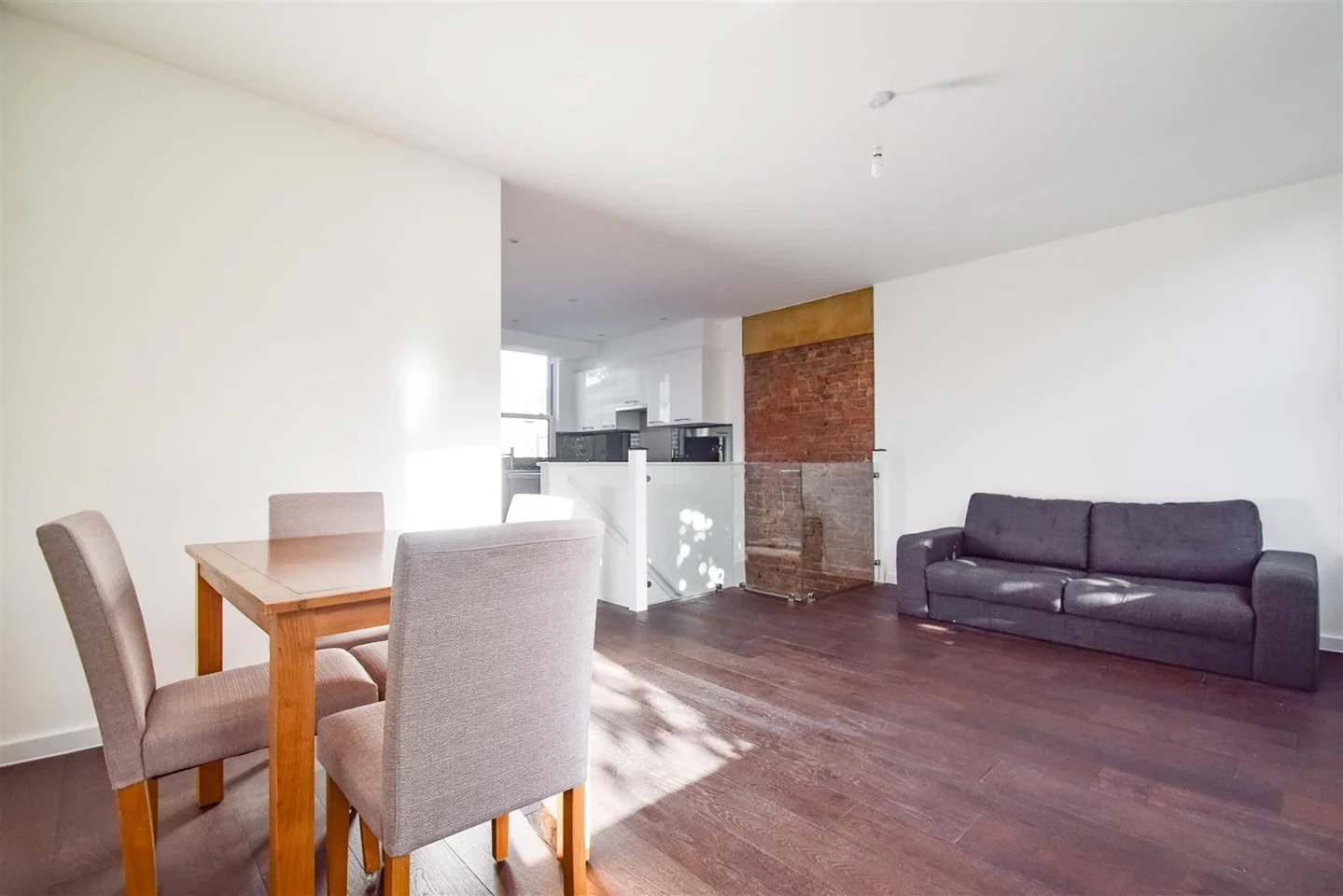 Flat Dunlace Road in Greater London