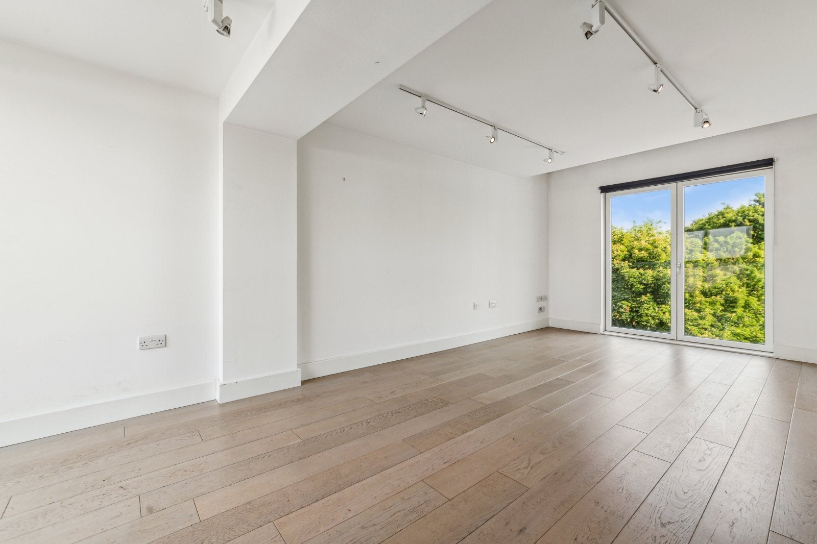 Flat Stewarts Road in Greater London