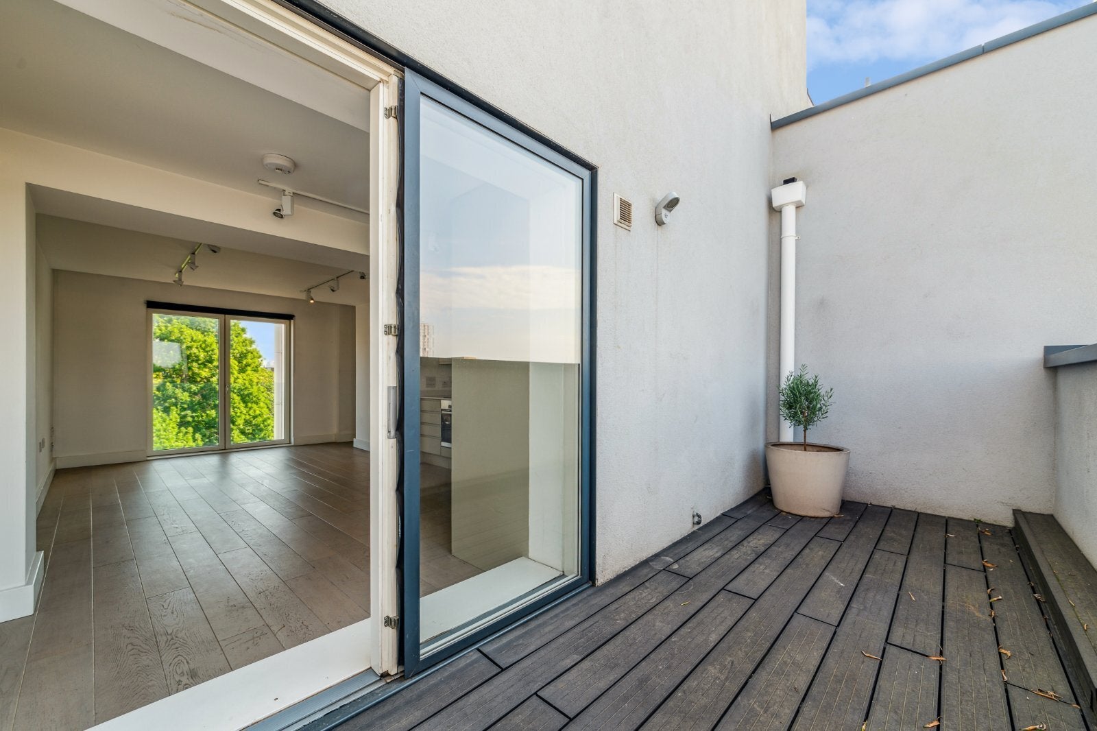 Flat Stewarts Road in Greater London