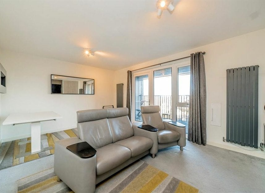 House Woodley Crescent in Greater London