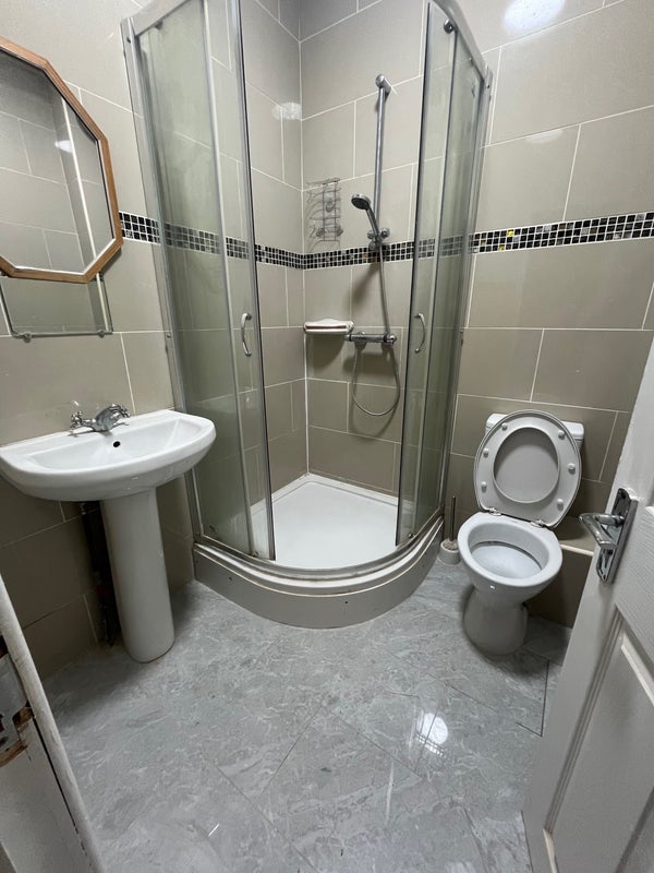 Room Mitcham Lane in Greater London