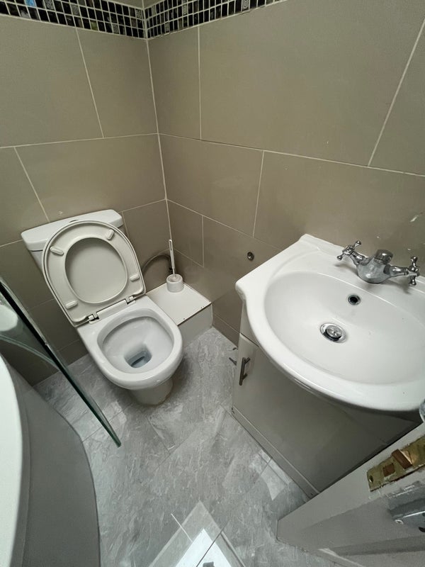 Room Mitcham Lane in Greater London