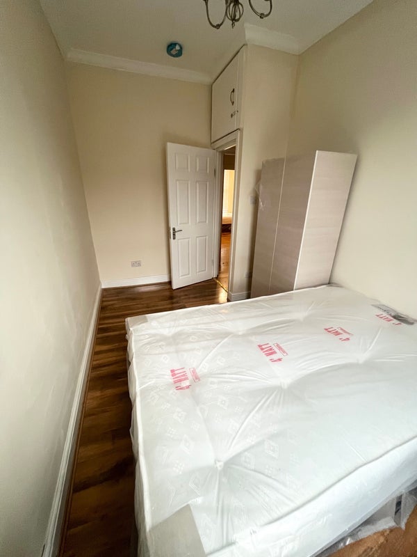 Room Mitcham Lane in Greater London