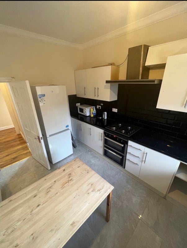 Room Mitcham Lane in Greater London