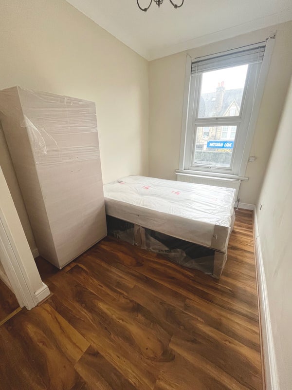 Room Mitcham Lane in Greater London