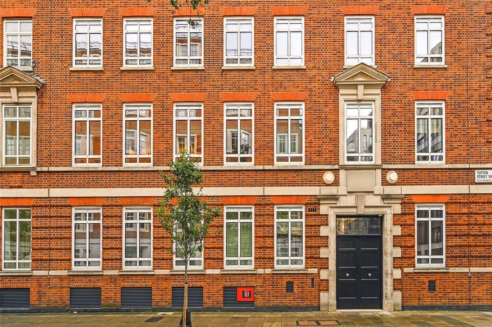Flat Smith Square in City of Westminster
