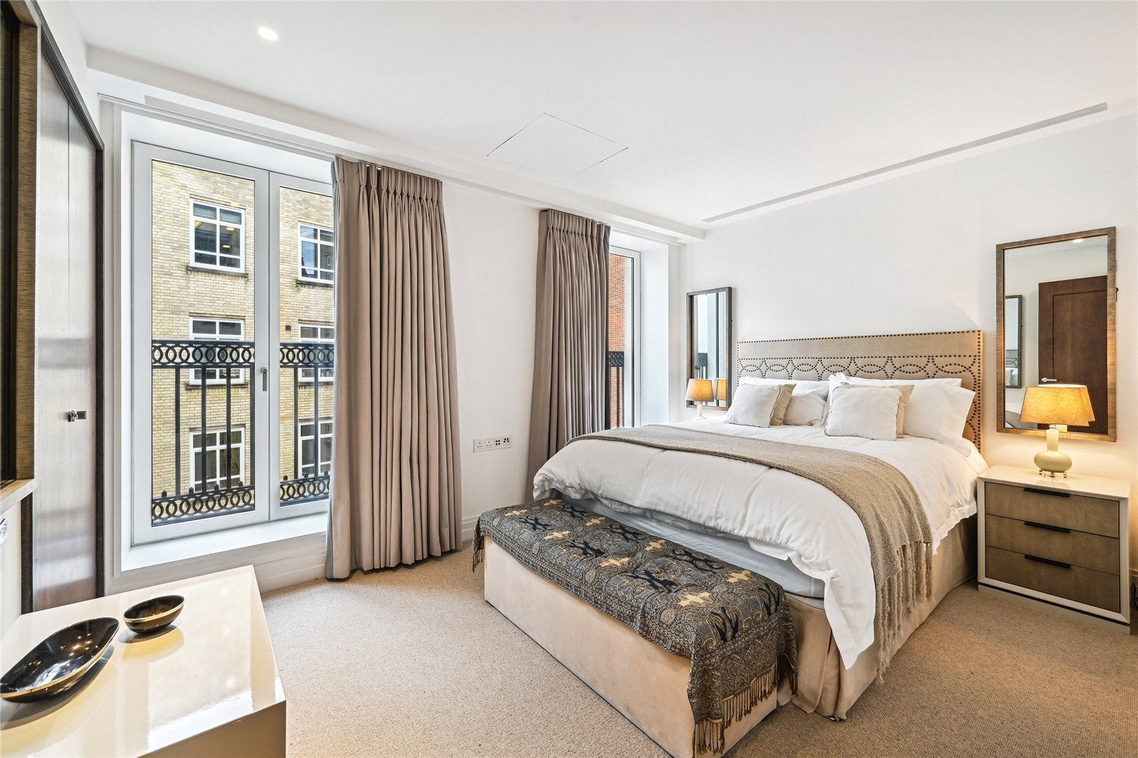Flat Smith Square in City of Westminster