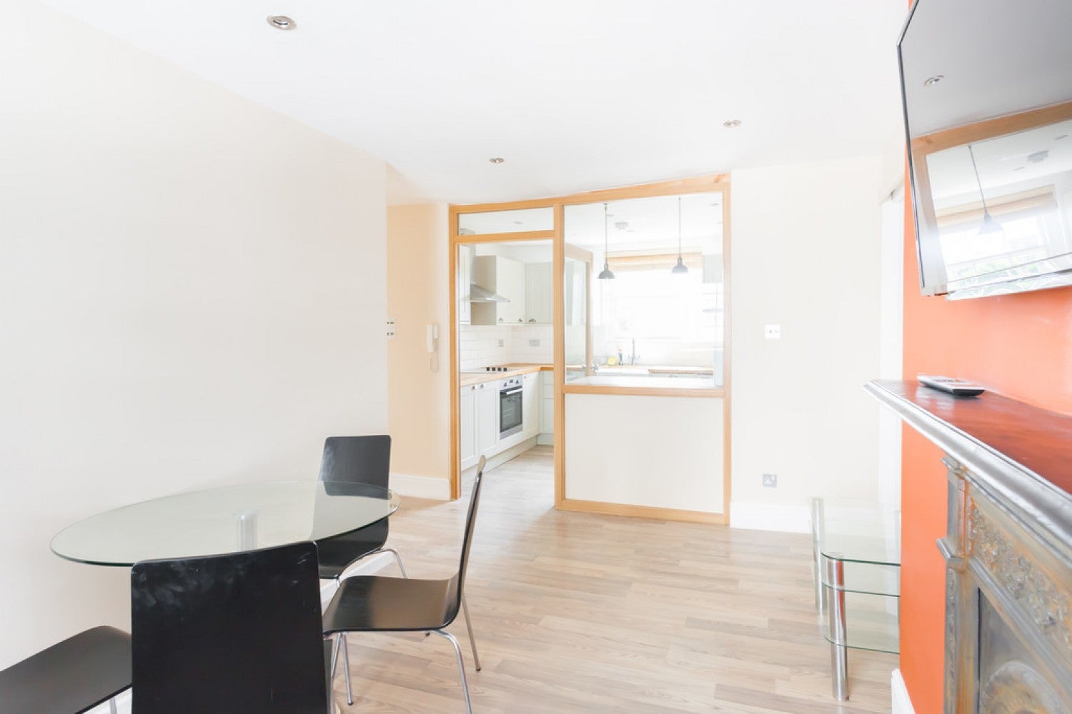 Flat Crowndale Road in Greater London