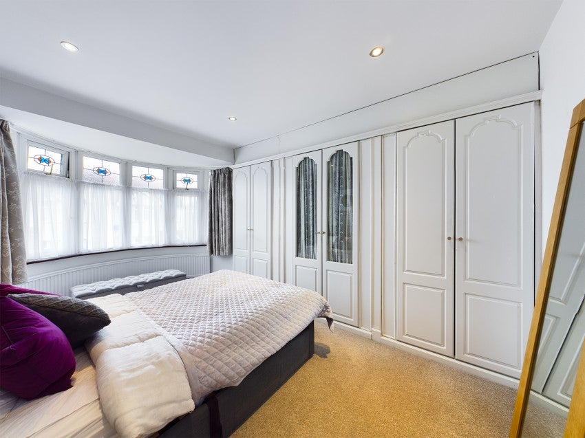 Flat Windsor Crescent in Greater London