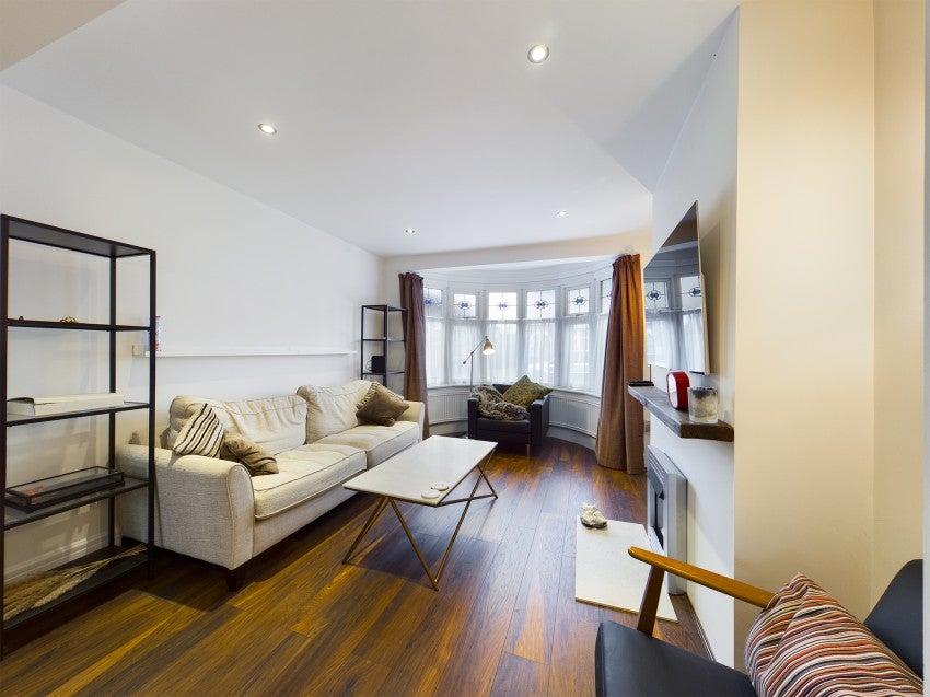 Flat Windsor Crescent in Greater London