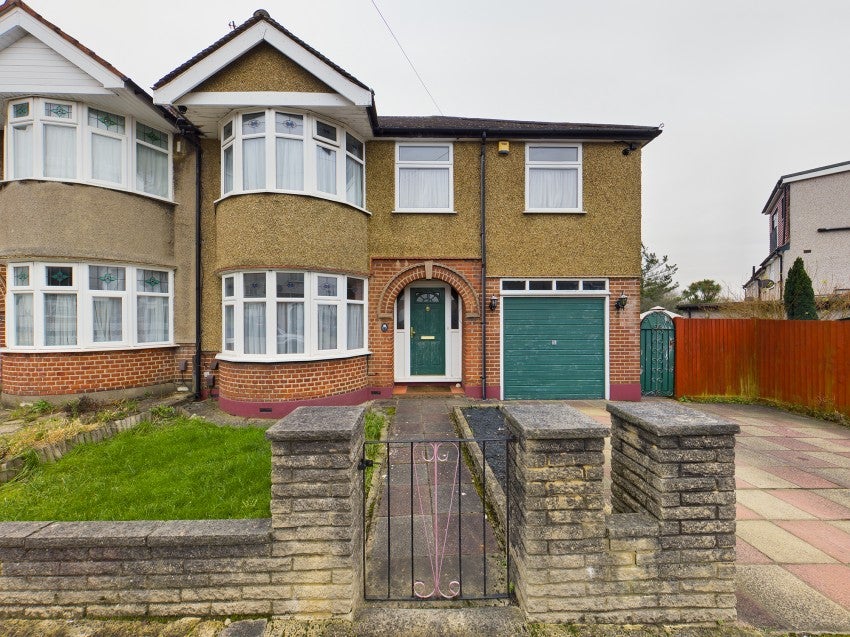 Flat Windsor Crescent in Greater London