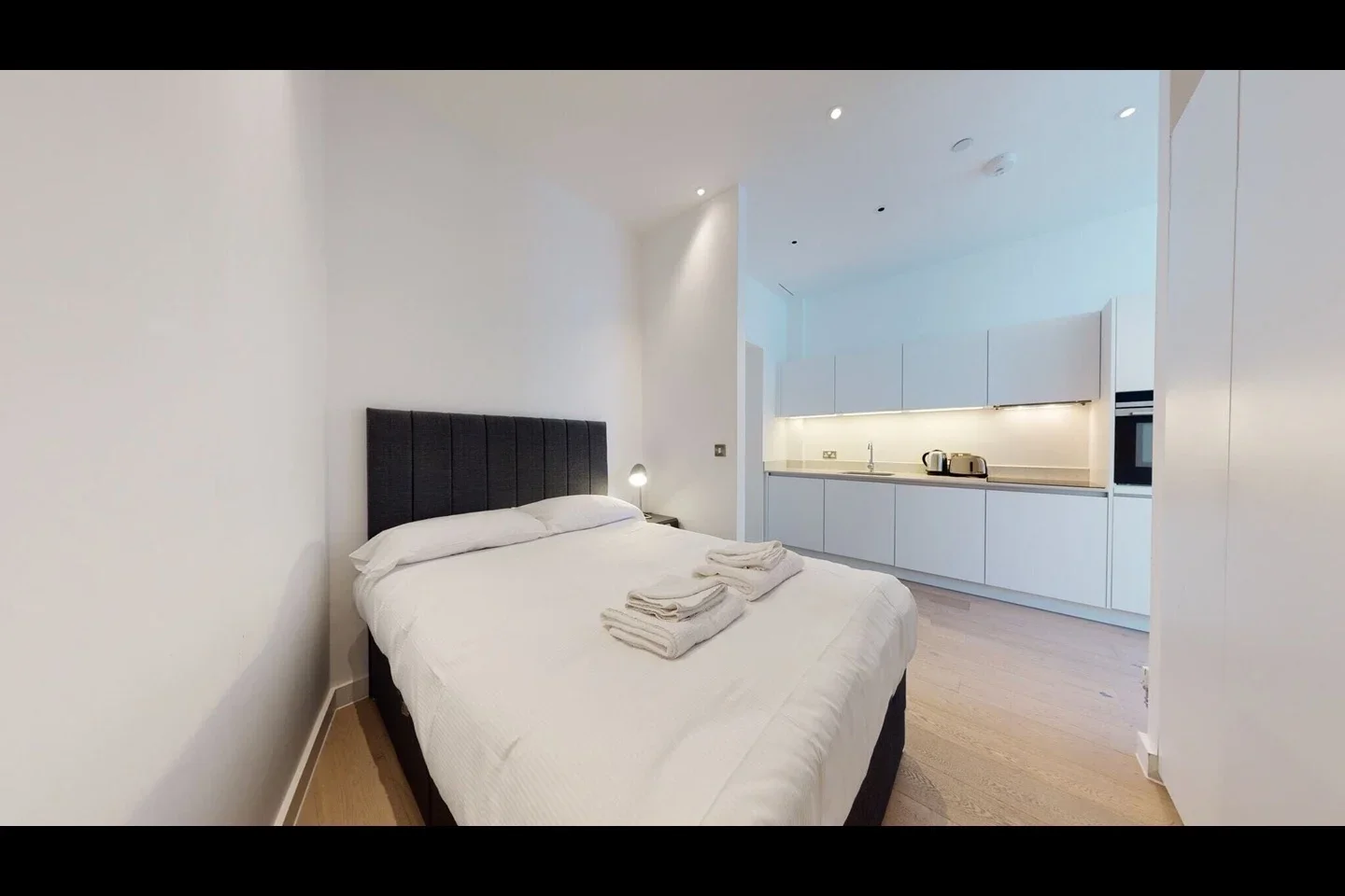 Flat Navigator Square in Greater London