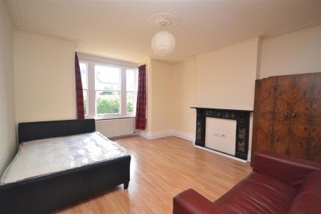 Flat Connaught Road in Reading