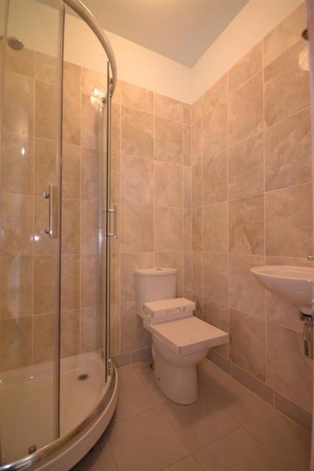 Flat Connaught Road in Reading