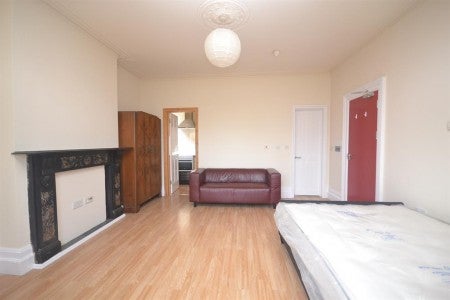 Flat Connaught Road in Reading