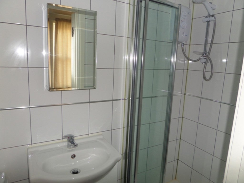 Room Grove Road in Greater London