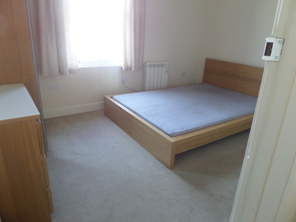 Room Grove Road in Greater London