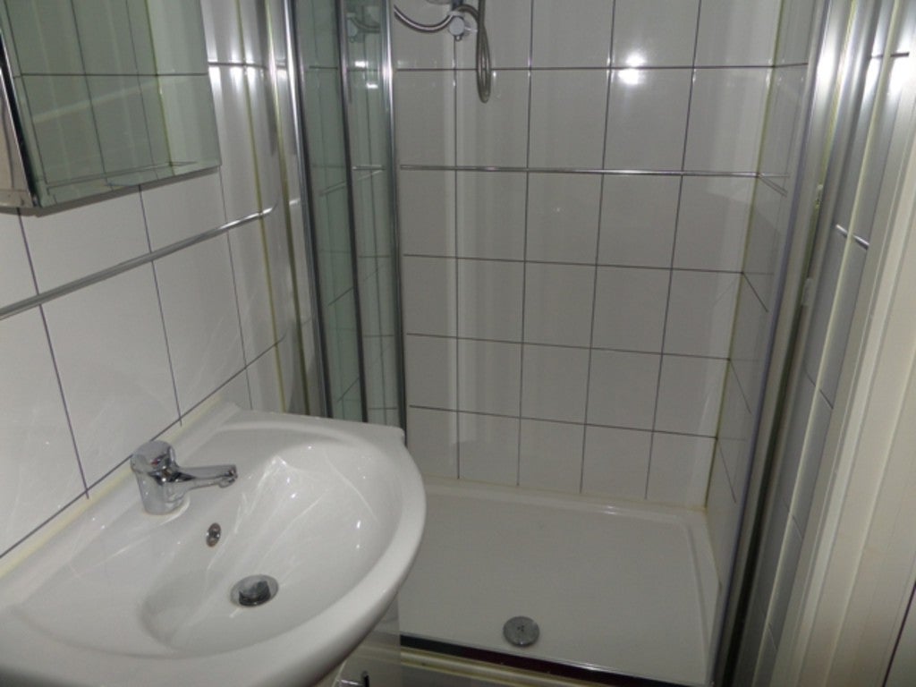 Room Grove Road in Greater London