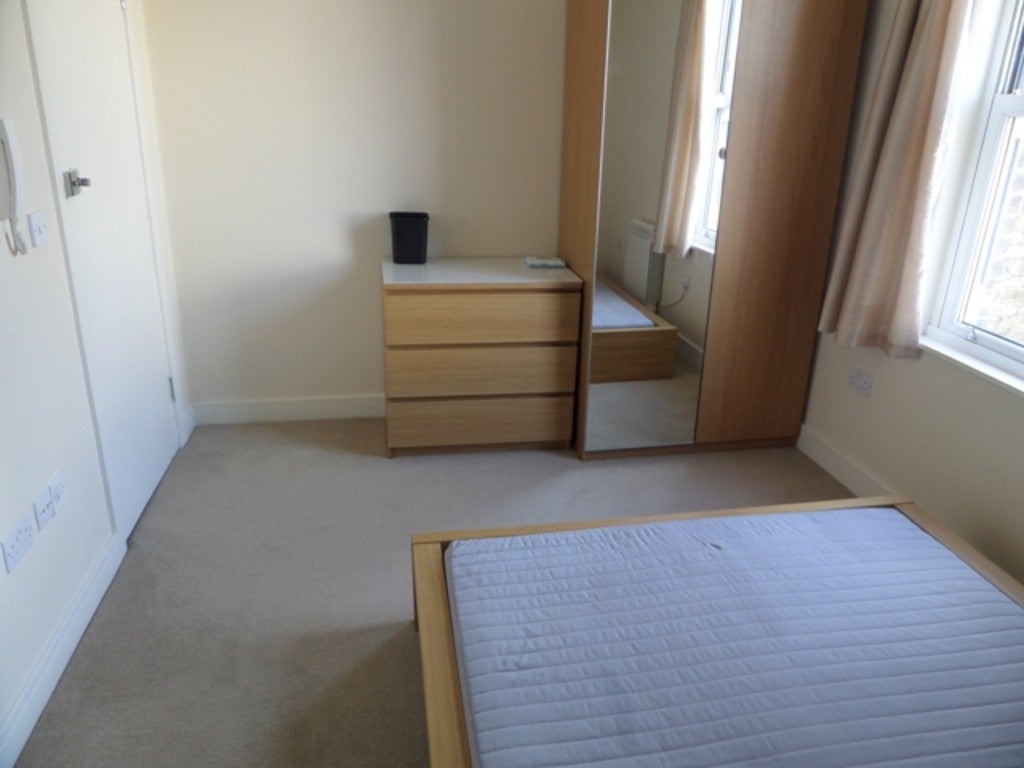 Room Grove Road in Greater London