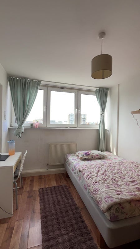 Room Cropley Street in Greater London