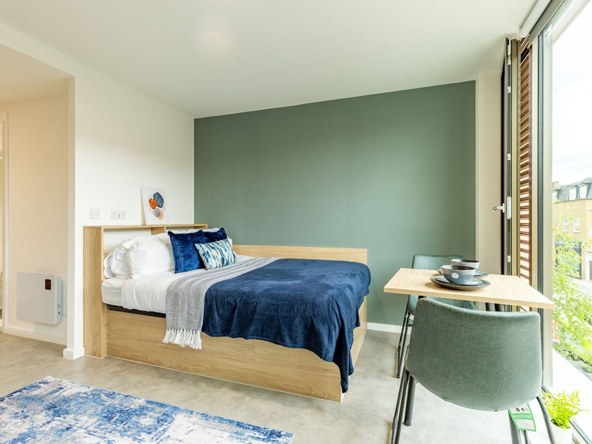 Room Grove Crescent Road in Greater London