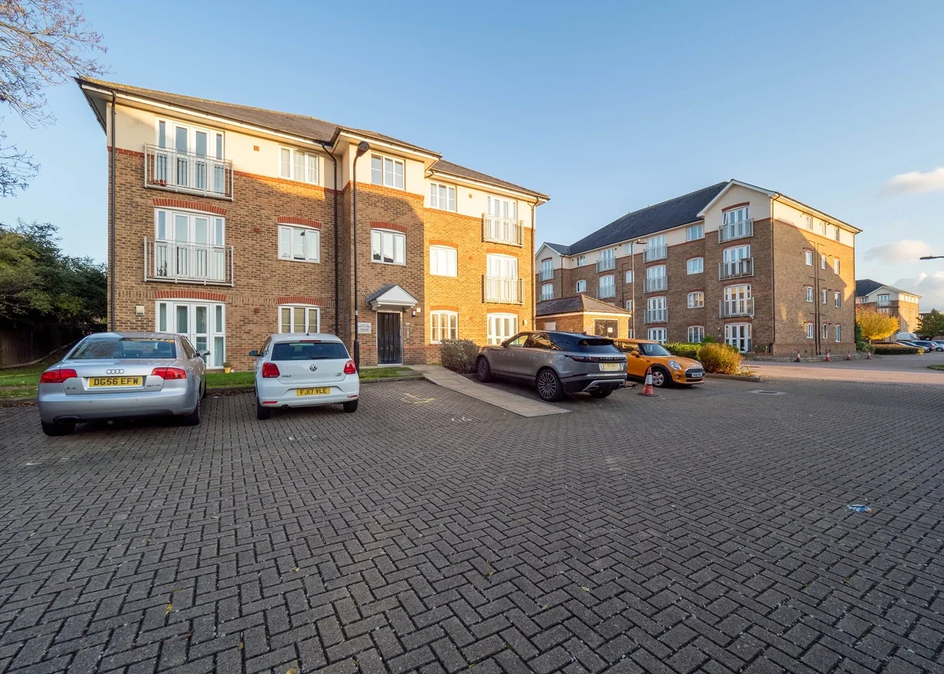 Flat Periwood Crescent in Greater London