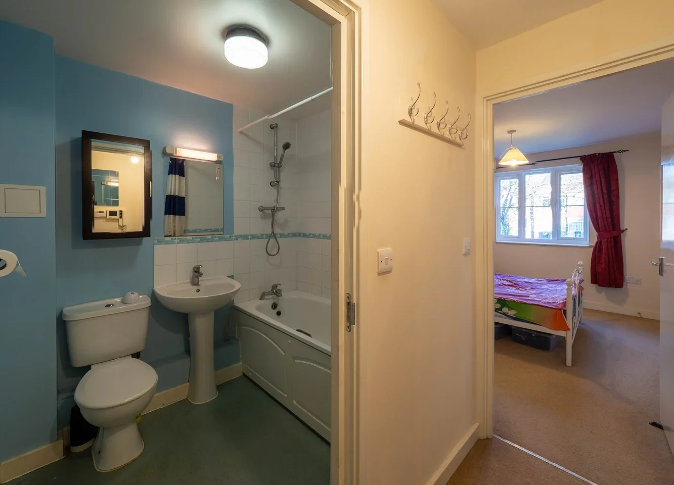 Flat Periwood Crescent in Greater London